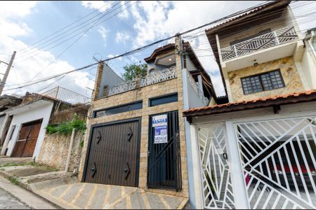 Casa à venda com 192m², 4 quartos e 4 vagas Casa à venda com 192m², 4 quartos e 4 vagasFachada