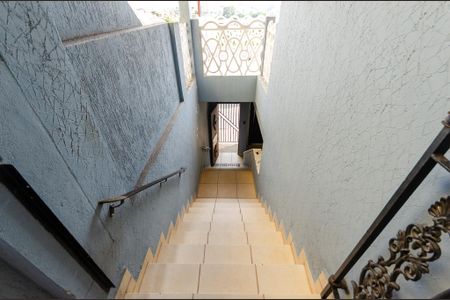Casa à venda com 192m², 4 quartos e 4 vagas Casa à venda com 192m², 4 quartos e 4 vagasEscada