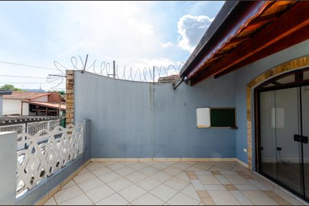 Casa à venda com 192m², 4 quartos e 4 vagas Casa à venda com 192m², 4 quartos e 4 vagasSala - Varanda