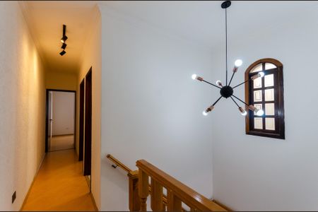 Casa à venda com 192m², 4 quartos e 4 vagas Casa à venda com 192m², 4 quartos e 4 vagasEscada