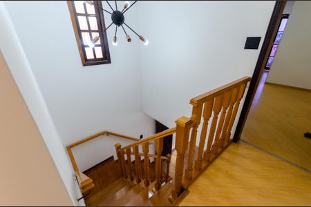 Casa à venda com 192m², 4 quartos e 4 vagas Casa à venda com 192m², 4 quartos e 4 vagasEscada