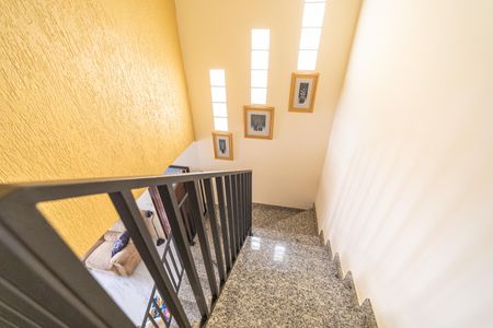 Casa à venda com 135m², 3 quartos e 2 vagas Casa à venda com 135m², 3 quartos e 2 vagasEscada