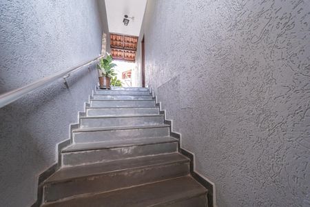 Casa à venda com 135m², 3 quartos e 2 vagas Casa à venda com 135m², 3 quartos e 2 vagasEscada