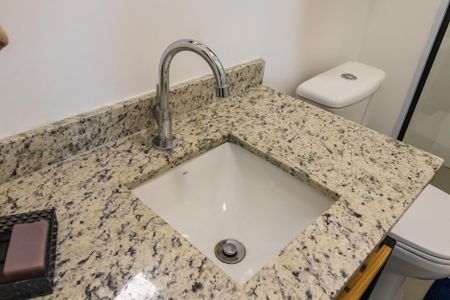 Banheiro de apartamento para alugar com 1 quarto, 40m² em Empresarial 18 do Forte, Barueri