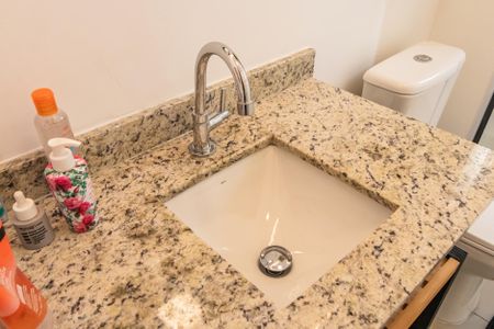 Banheiro de apartamento para alugar com 1 quarto, 47m² em Empresarial 18 do Forte, Barueri