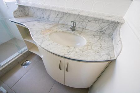 Apartamento à venda com 139m², 4 quartos e 2 vagasBanheiro do quarto 1