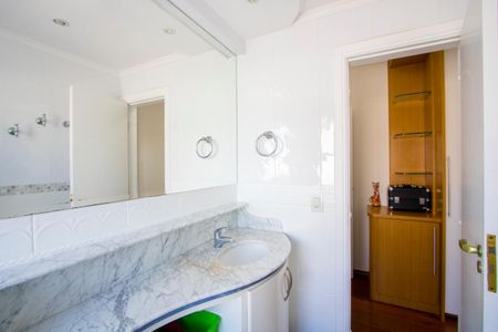 Apartamento à venda com 139m², 4 quartos e 2 vagasBanheiro do quarto 1