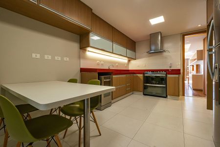 Apartamento para alugar com 189m², 3 quartos e 2 vagas Apartamento para alugar com 189m², 3 quartos e 2 vagasCozinha