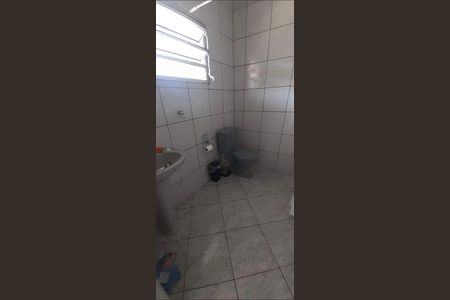 Banheiro de casa de condomínio para alugar com 1 quarto, 65m² em Vila Tupi, Praia Grande