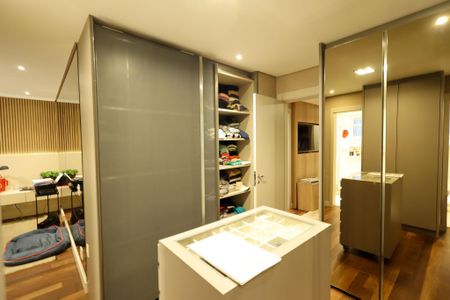 Apartamento à venda com 225m², 3 quartos e 4 vagas Apartamento à venda com 225m², 3 quartos e 4 vagasCloset Suíte 1