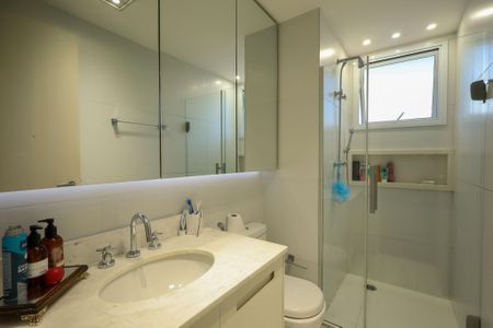 Apartamento à venda com 225m², 3 quartos e 4 vagas Apartamento à venda com 225m², 3 quartos e 4 vagasBanheiro Suíte 2