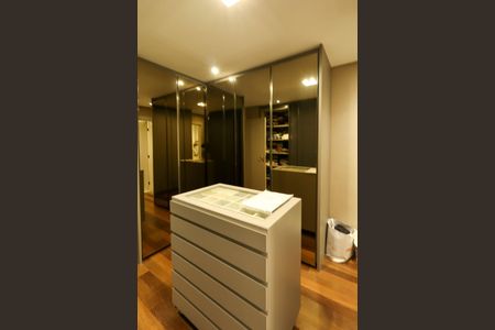 Apartamento à venda com 225m², 3 quartos e 4 vagas Apartamento à venda com 225m², 3 quartos e 4 vagasCloset Suíte 1