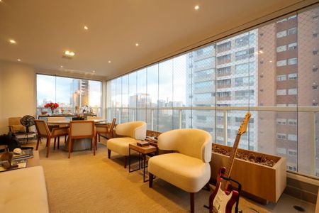 Apartamento à venda com 225m², 3 quartos e 4 vagas Apartamento à venda com 225m², 3 quartos e 4 vagasVaranda