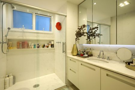 Apartamento à venda com 225m², 3 quartos e 4 vagas Apartamento à venda com 225m², 3 quartos e 4 vagasBanheiro Suíte 1