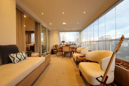 Apartamento à venda com 225m², 3 quartos e 4 vagas Apartamento à venda com 225m², 3 quartos e 4 vagasVaranda