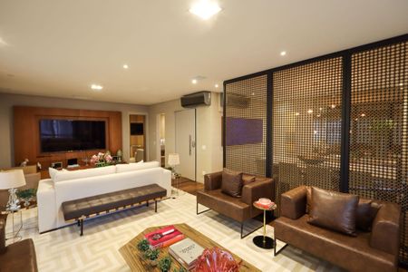 Apartamento à venda com 225m², 3 quartos e 4 vagas Apartamento à venda com 225m², 3 quartos e 4 vagasSala 2