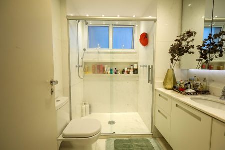 Apartamento à venda com 225m², 3 quartos e 4 vagas Apartamento à venda com 225m², 3 quartos e 4 vagasBanheiro Suíte 1