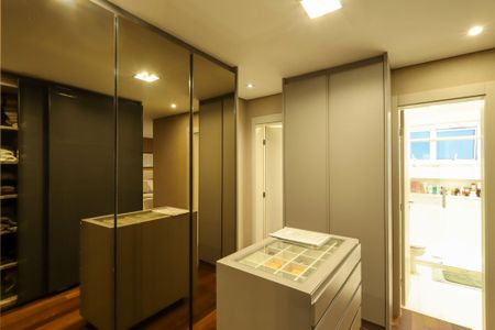 Apartamento à venda com 225m², 3 quartos e 4 vagas Apartamento à venda com 225m², 3 quartos e 4 vagasCloset Suíte 1