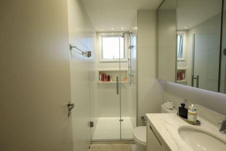 Apartamento à venda com 225m², 3 quartos e 4 vagas Apartamento à venda com 225m², 3 quartos e 4 vagasBanheiro Suíte 3