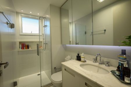 Apartamento à venda com 225m², 3 quartos e 4 vagas Apartamento à venda com 225m², 3 quartos e 4 vagasBanheiro Suíte 3