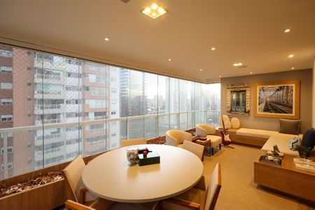 Apartamento à venda com 225m², 3 quartos e 4 vagas Apartamento à venda com 225m², 3 quartos e 4 vagasVaranda