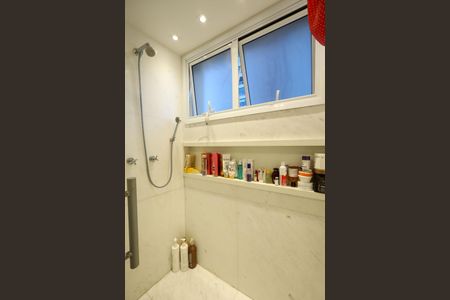 Apartamento à venda com 225m², 3 quartos e 4 vagas Apartamento à venda com 225m², 3 quartos e 4 vagasBanheiro Suíte 1