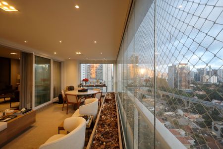 Apartamento à venda com 225m², 3 quartos e 4 vagas Apartamento à venda com 225m², 3 quartos e 4 vagasVaranda
