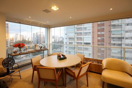 Apartamento à venda com 225m², 3 quartos e 4 vagas Apartamento à venda com 225m², 3 quartos e 4 vagasVaranda
