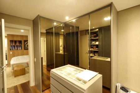 Apartamento à venda com 225m², 3 quartos e 4 vagas Apartamento à venda com 225m², 3 quartos e 4 vagasCloset Suíte 1