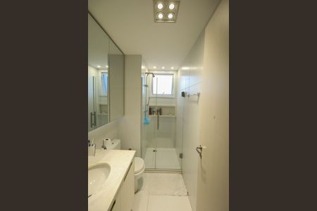 Apartamento à venda com 225m², 3 quartos e 4 vagas Apartamento à venda com 225m², 3 quartos e 4 vagasBanheiro Suíte 2