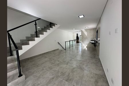 Casa de condomínio à venda com 178m², 3 quartos e 2 vagasEscada