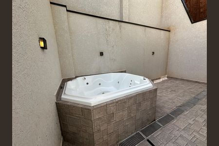 Casa de condomínio à venda com 178m², 3 quartos e 2 vagasHidro Massagem