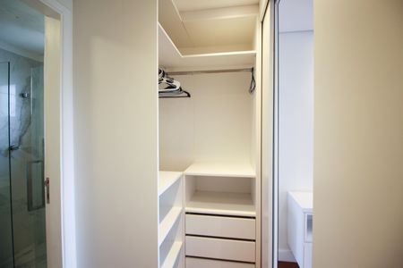 Apartamento à venda com 112m², 3 quartos e 2 vagas Apartamento à venda com 112m², 3 quartos e 2 vagasCloset da Suíte