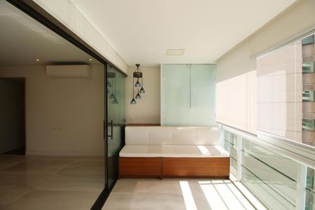 Apartamento à venda com 112m², 3 quartos e 2 vagas Apartamento à venda com 112m², 3 quartos e 2 vagasVaranda