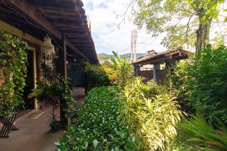 Casa à venda com 360m², 3 quartos e 2 vagas Casa à venda com 360m², 3 quartos e 2 vagasÁrea externa