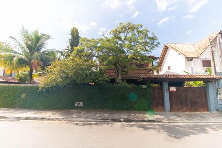 Casa à venda com 360m², 3 quartos e 2 vagas Casa à venda com 360m², 3 quartos e 2 vagasFachada