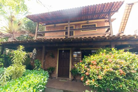 Casa à venda com 360m², 3 quartos e 2 vagas Casa à venda com 360m², 3 quartos e 2 vagasFachada