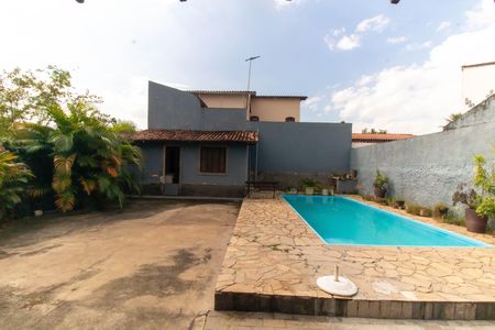 Casa à venda com 360m², 3 quartos e 2 vagas Casa à venda com 360m², 3 quartos e 2 vagasÁrea externa