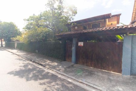 Casa à venda com 360m², 3 quartos e 2 vagas Casa à venda com 360m², 3 quartos e 2 vagasFachada