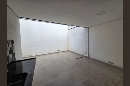 Casa de condomínio para alugar com 200m², 3 quartos e 2 vagasQuintal