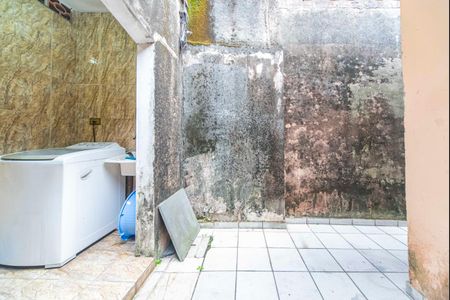 Casa à venda com 180m², 2 quartos e 2 vagas Casa à venda com 180m², 2 quartos e 2 vagasQuintal Fundos