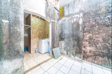 Casa à venda com 180m², 2 quartos e 2 vagas Casa à venda com 180m², 2 quartos e 2 vagasQuintal Fundos