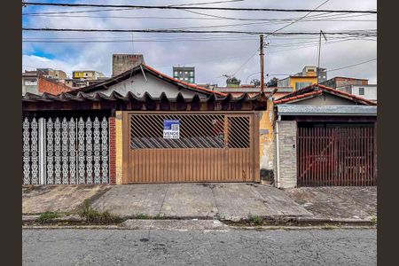 Casa à venda com 180m², 2 quartos e 2 vagas Casa à venda com 180m², 2 quartos e 2 vagasFachada