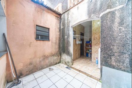 Casa à venda com 180m², 2 quartos e 2 vagas Casa à venda com 180m², 2 quartos e 2 vagasQuintal Fundos