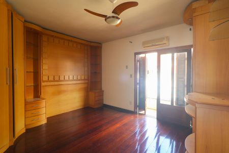 Casa à venda com 472m², 5 quartos e 4 vagasSuíte 1