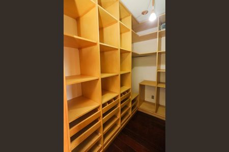 Casa à venda com 472m², 5 quartos e 4 vagasCloset da suíte 3