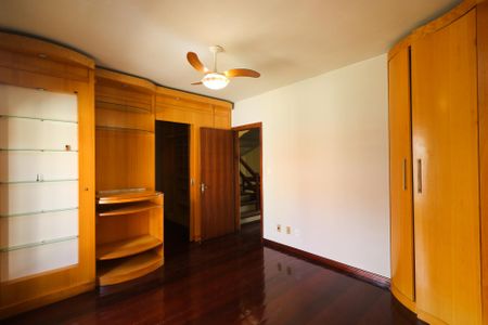 Casa à venda com 472m², 5 quartos e 4 vagasSuíte 1