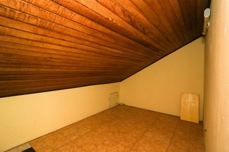 Casa à venda com 472m², 5 quartos e 4 vagasSotão - Depósito 