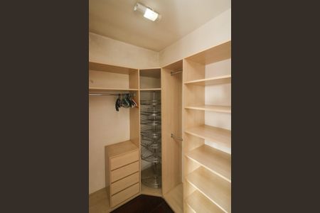 Casa à venda com 472m², 5 quartos e 4 vagasCloset da suíte 2