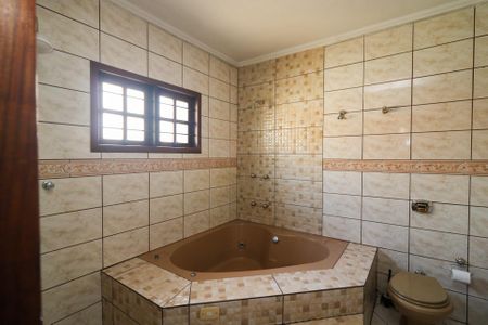 Casa à venda com 472m², 5 quartos e 4 vagasBanheiro da Suíte 1